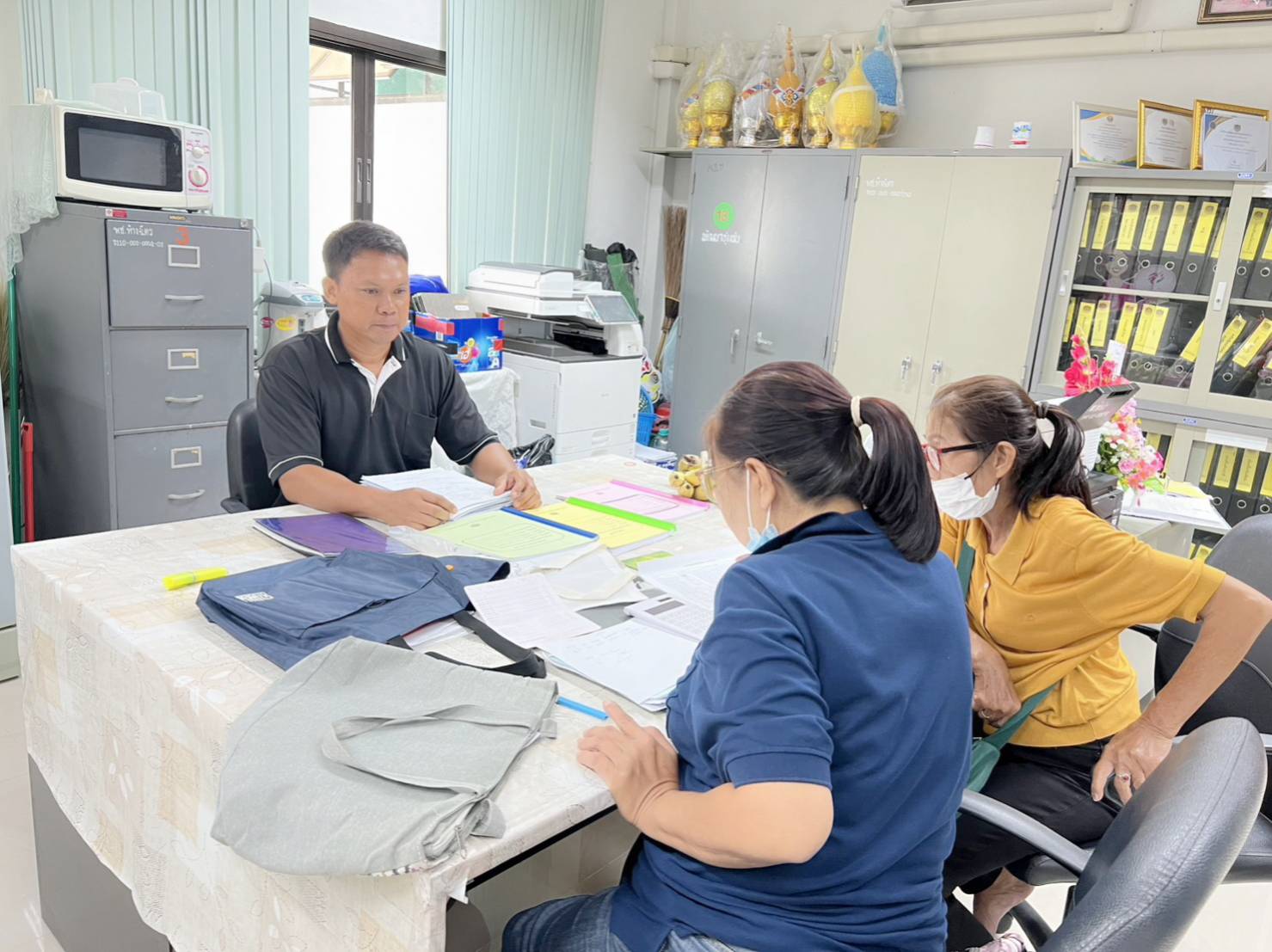 สำนักงานพัฒนาชุมชนอำเภอห้างฉัตร  : ให้คำแนะนำการดำเนินงานโครงการรแก้ไขปัญหาความยากจน (กข.คจ)