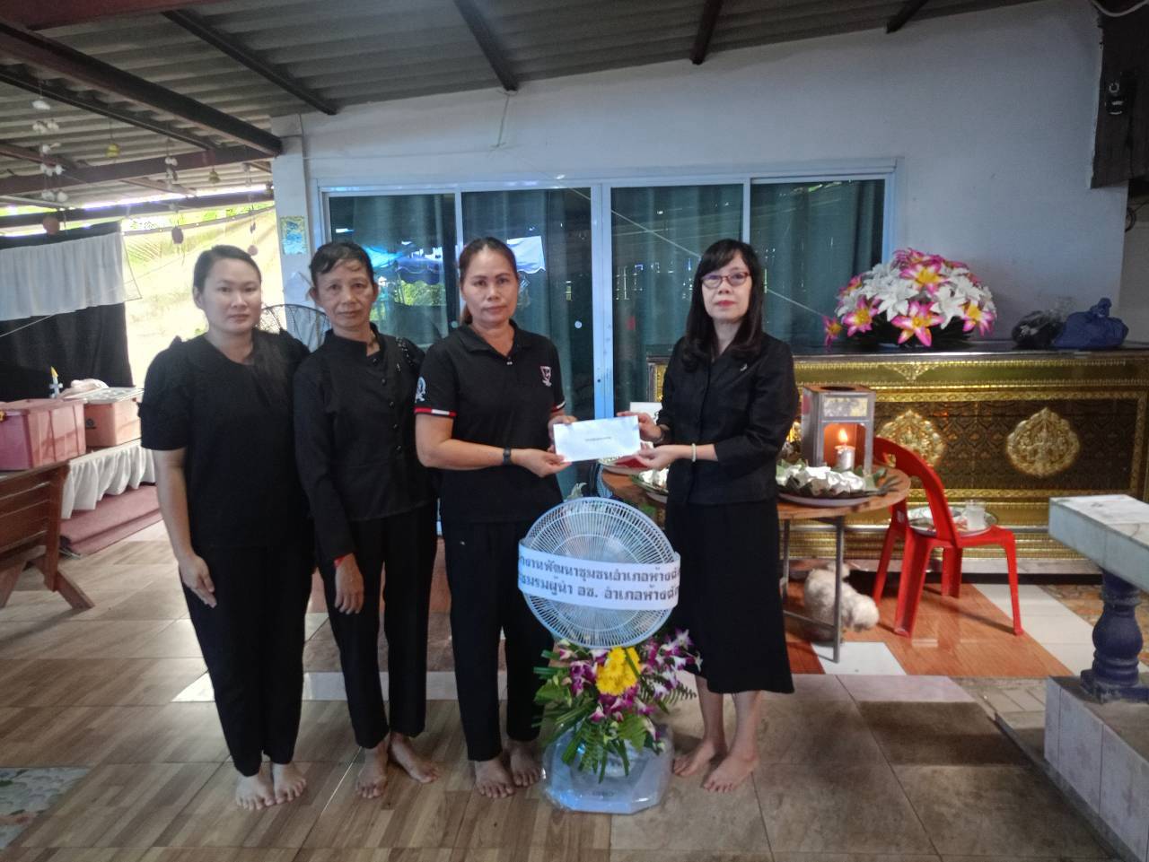 พช.ห้างฉัตร ร่วมเคารพศพมารดา ของนางมวนทยา  วงศ์แปง ผู้นำอช ตำบลเมืองยาว