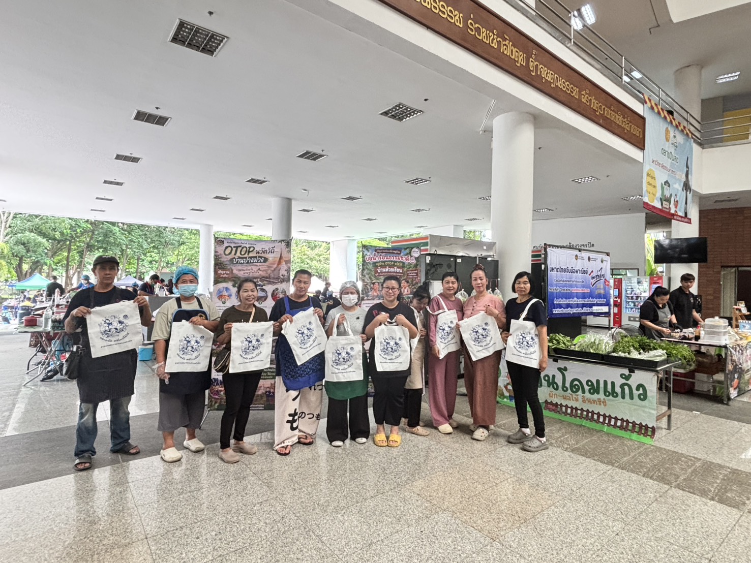 พช.ห้างฉัตร จัดบูทประชาสัมพันธ์ชุมชนท่องเที่ยว OTOP นวัตวิถี  อำเภอห้างฉัตร