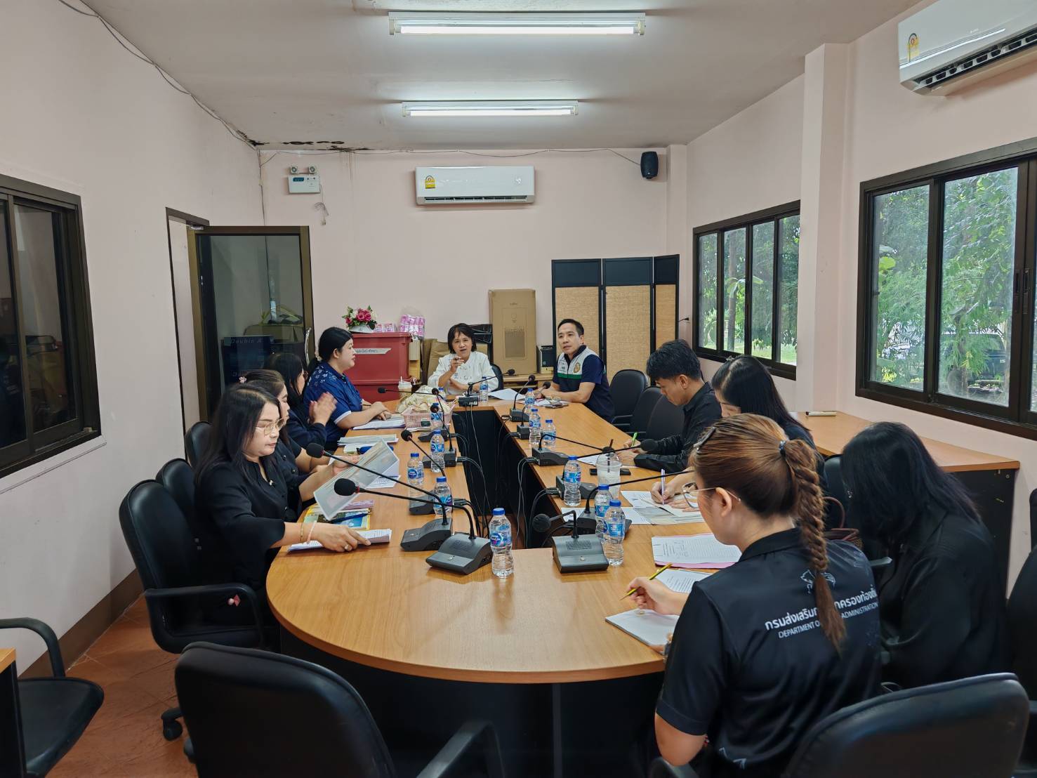 พข.ห้างฉัตร ประชุมเตรียมความพร้อมการจัดกิจกรรม ประดิษฐ์ดอกไม้จันทน์ระดับตำบล